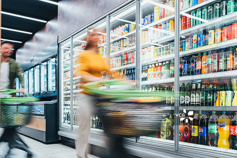 顾客在超市忙着推购物车图片素材