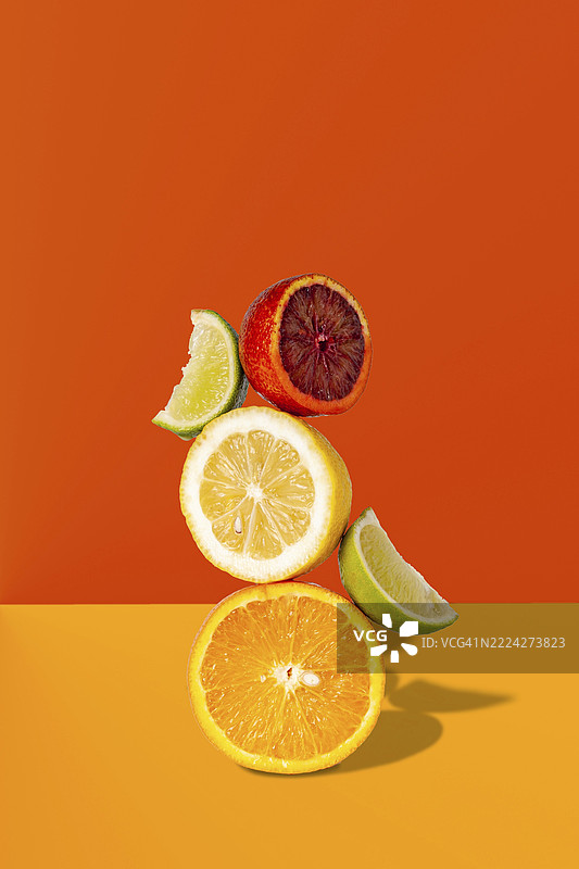 平衡的柑橘类水果 - 橙子、柠檬、青柠图片素材