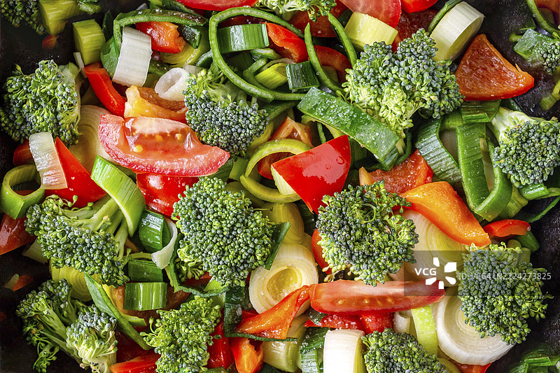 西兰花、韭葱、番茄和辣椒的蔬菜炖菜特写图片素材