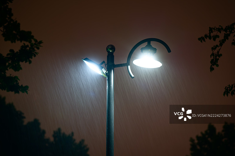 夜晚雨中的街灯 - 极简主义的阴郁氛围图片素材