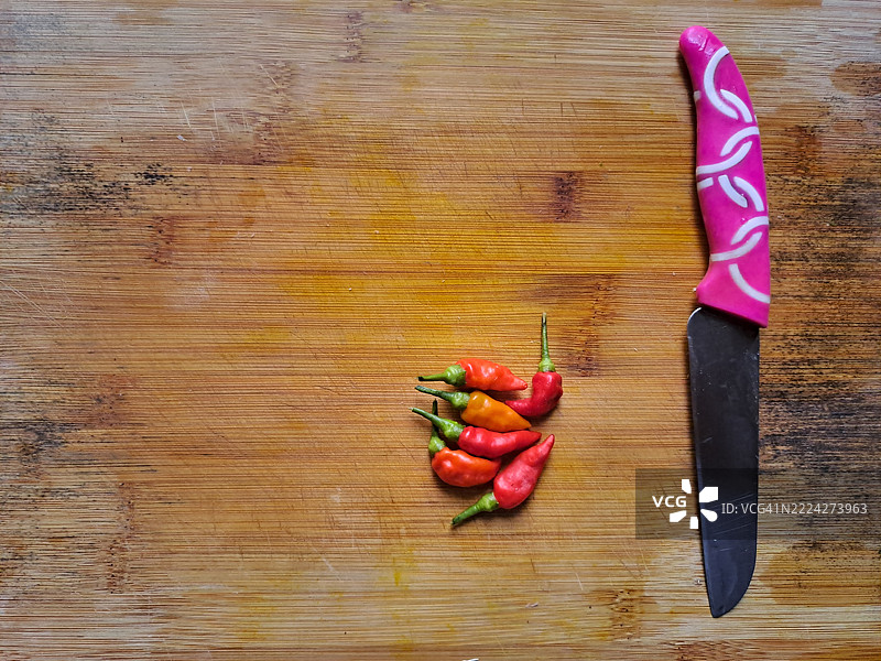辣椒和刀在切菜板上图片素材