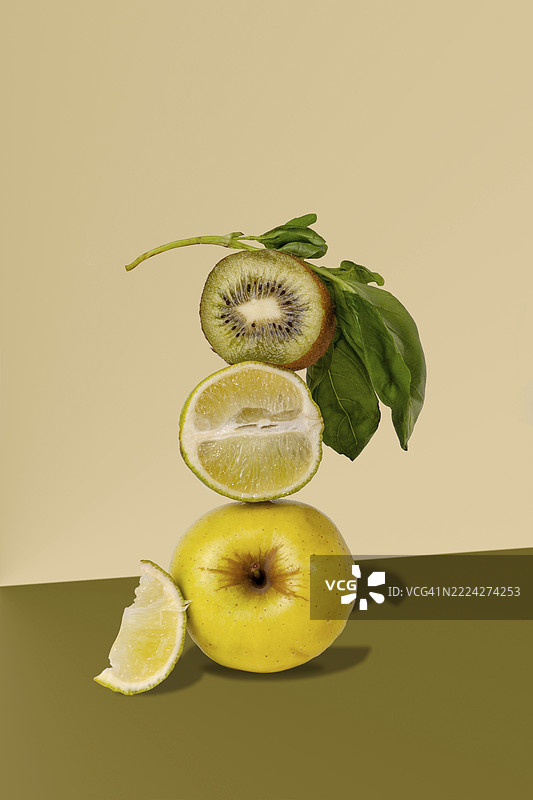 平衡的绿色水果 - 苹果、青柠、猕猴桃、罗勒。水果饮食，减肥。图片素材