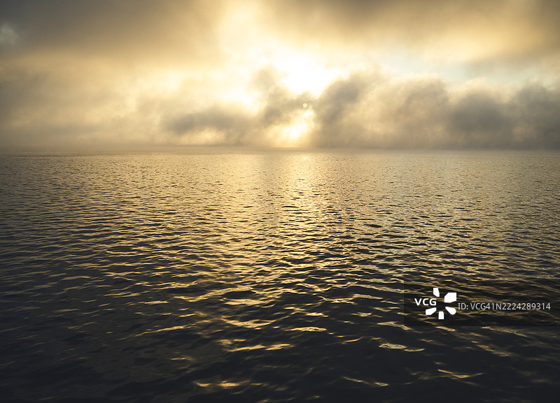 日落时分，海面与天空交相辉映的美丽景色，阿根廷米西奥内斯省波萨达斯市图片素材