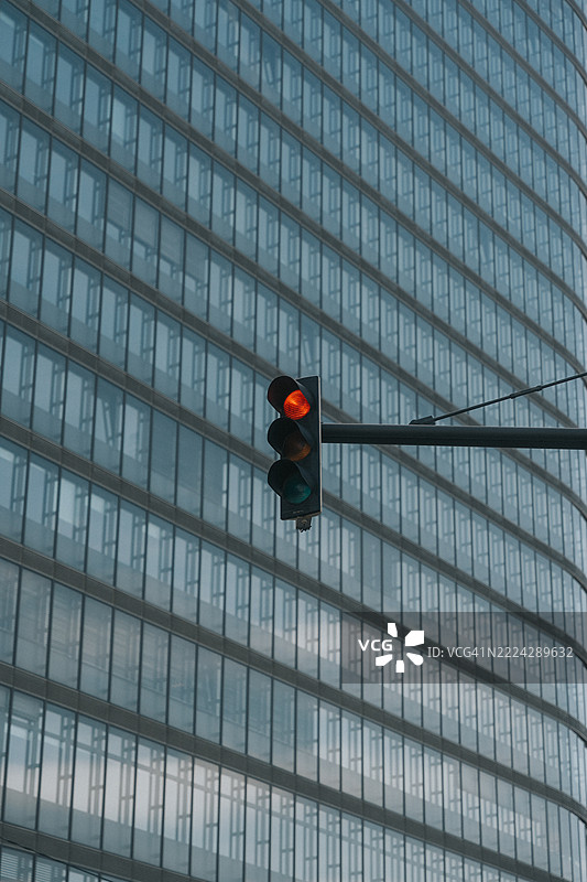 现代建筑前的红绿灯低角度视图，维也纳，奥地利图片素材