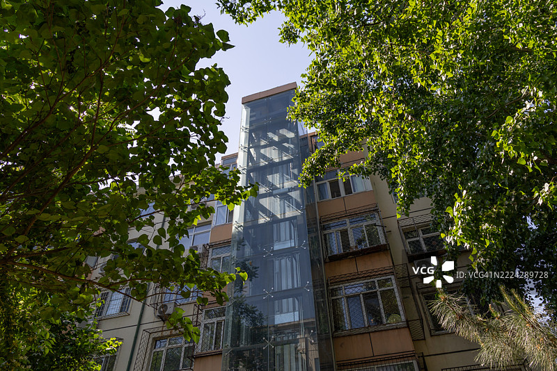 在中国北京的老旧住宅楼和社区安装电梯图片素材