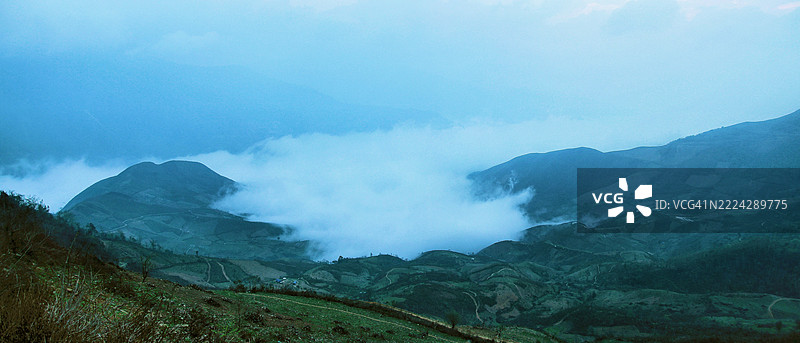 越南山罗的天空下的山脉美景图片素材