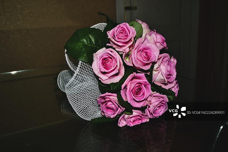 黑色桌子上的粉色玫瑰花束，婚礼概念 乌克兰图片素材