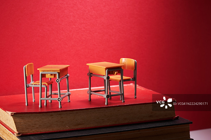 小桌子和椅子相对而放，马来西亚图片素材