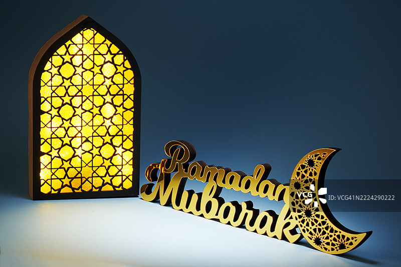 阿拉伯灯笼和装饰品，金色新月，上面写着“拉马丹快乐”，马来西亚图片素材