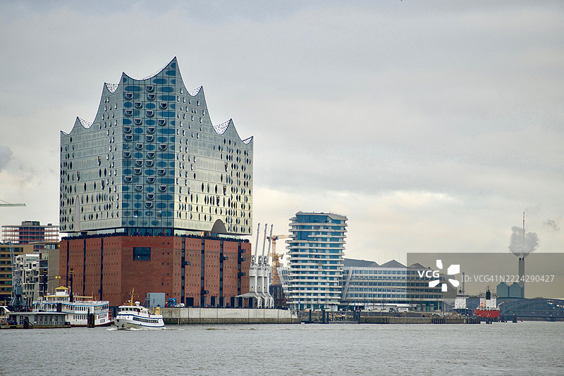 汉堡，德国，城市建筑在多云天空下的景观图片素材