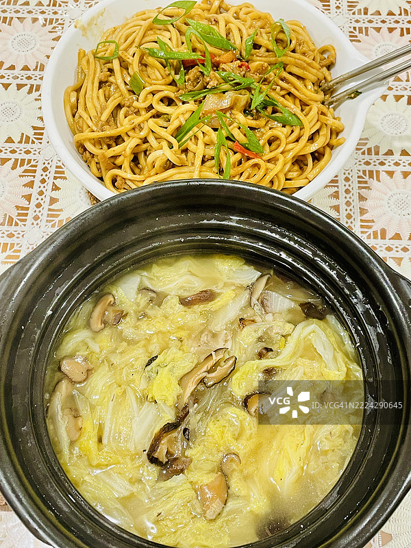 高角度视图的碗里盛着面条，位于澳大利亚新南威尔士州圣克莱尔的桌子上图片素材