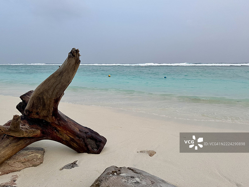 马尔代夫巴阿清澈天空下的海景图片素材