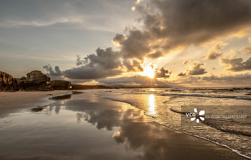 西班牙日落时分的海滩美景图片素材