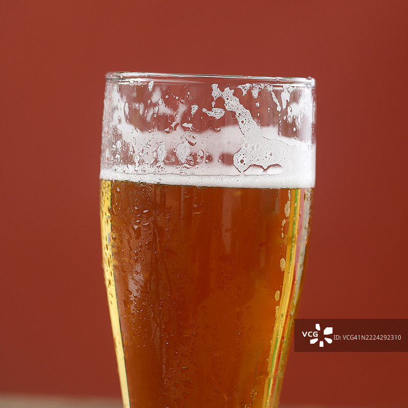 冰镇啤酒泡沫丰富，准备好饮用，曼谷，泰国图片素材