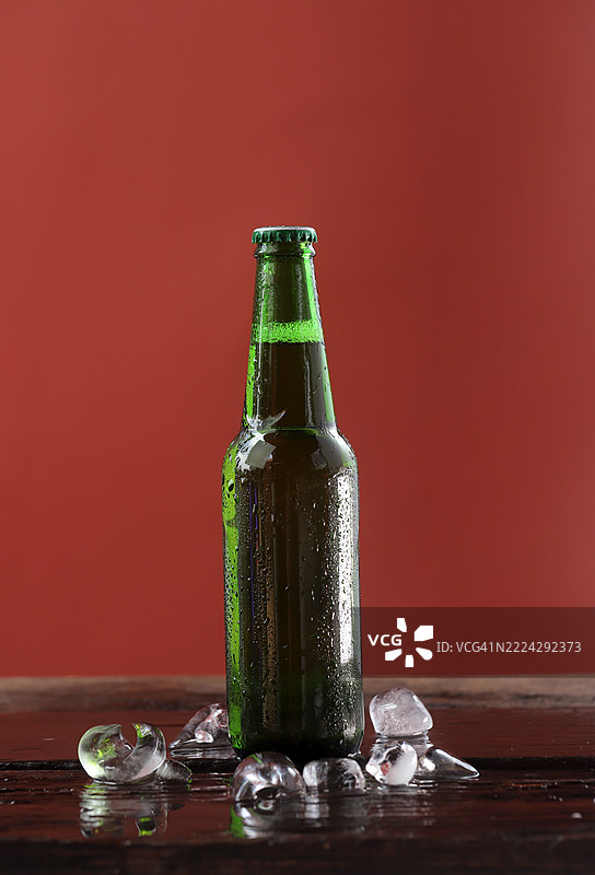 冰冷的绿色啤酒瓶带来清爽的感觉，曼谷，泰国图片素材