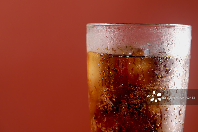 玻璃杯中的碳酸水，每一滴都气泡四溅，清爽宜人，泰国曼谷图片素材
