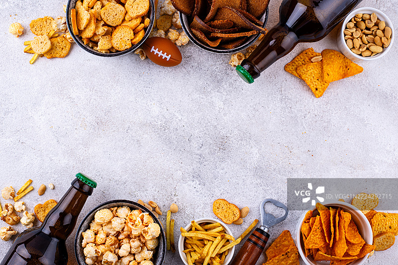 超级碗或足球派对上的啤酒和各种小吃图片素材