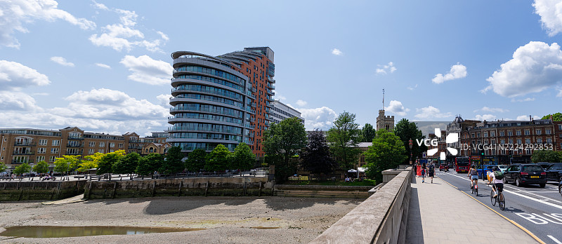 普特尼桥的景色展示了泰晤士河岸和附近的圣玛丽教堂,位于英国伦敦的历史区域。图片素材