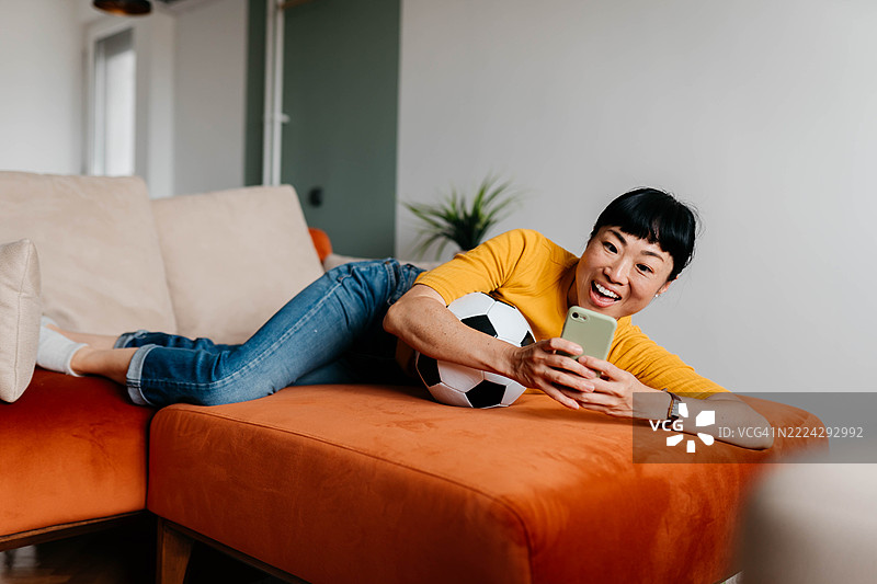 手机上的足球比赛图片素材