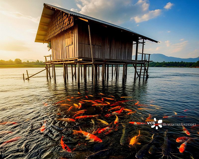 加蓬湖泊与天空的风景图片素材