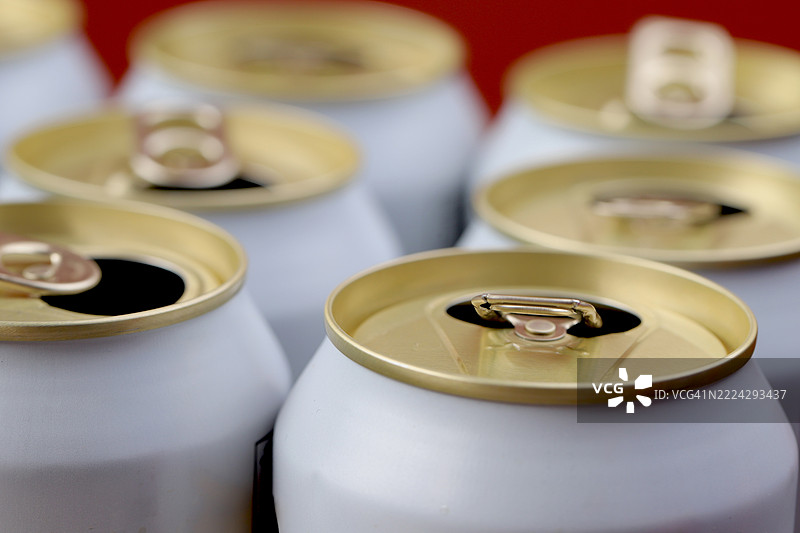 冰镇罐装啤酒随时可以饮用，曼谷，泰国图片素材