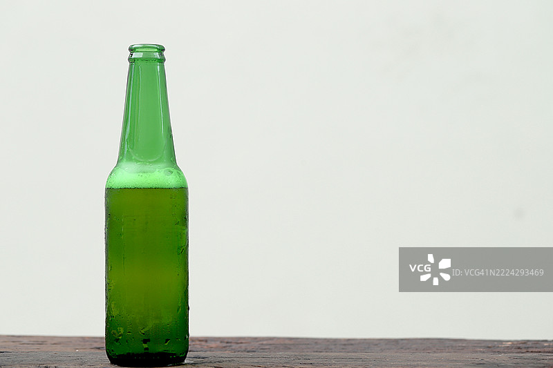 在假期里，冰冷的啤酒是放松的完美选择，但要注意饮用。曼谷，泰国图片素材