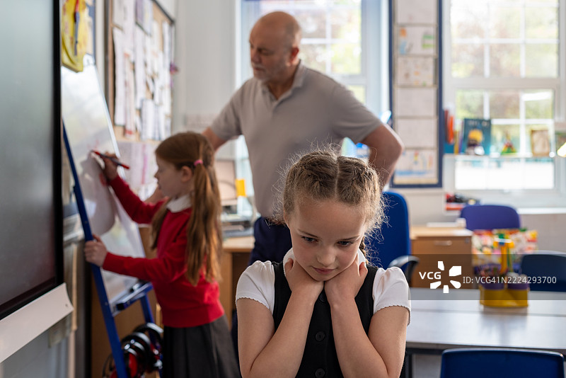 学校中的悲伤情绪图片素材