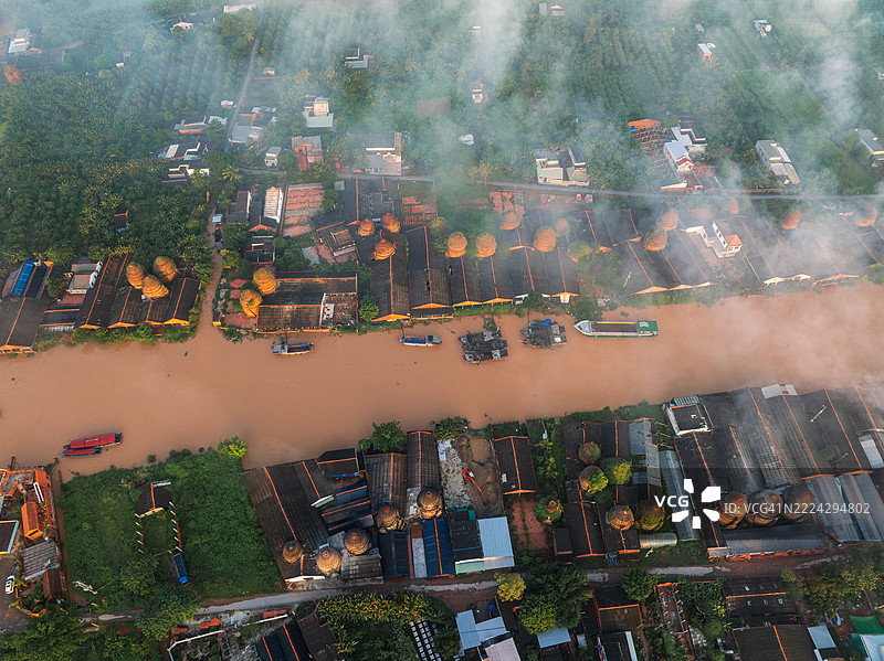 无人机视角的芒池 - 古老的砖瓦村庄图片素材