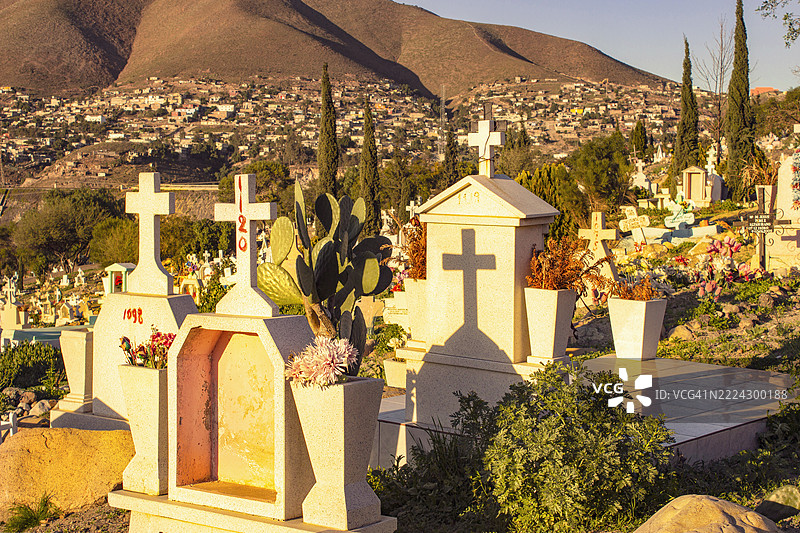 蒂华纳的工人阶级墓地在日落时分图片素材