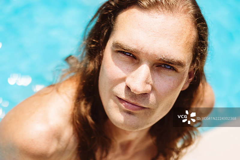 在游泳池中的帅气瘦年轻男子，纽约，美国图片素材