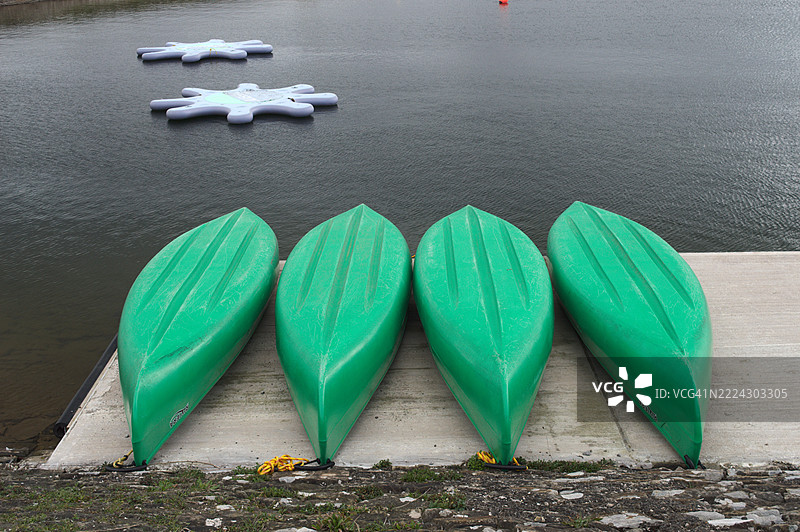 高角度视图的船只停靠在岸边，英国，英国图片素材