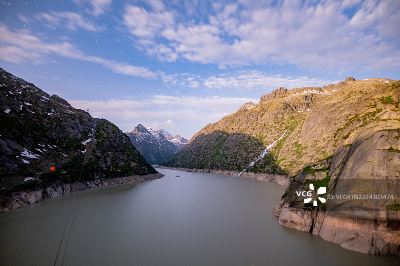 瑞士瓦莱州奥贝尔戈姆斯的天空下山脉的美丽景色图片素材