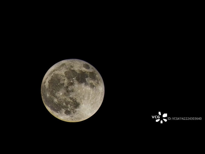 夜空中清晰的月亮特写，迪拜，阿拉伯联合酋长国图片素材