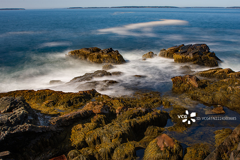 海洋中岩石的美丽景观，巴港，缅因州，美国图片素材