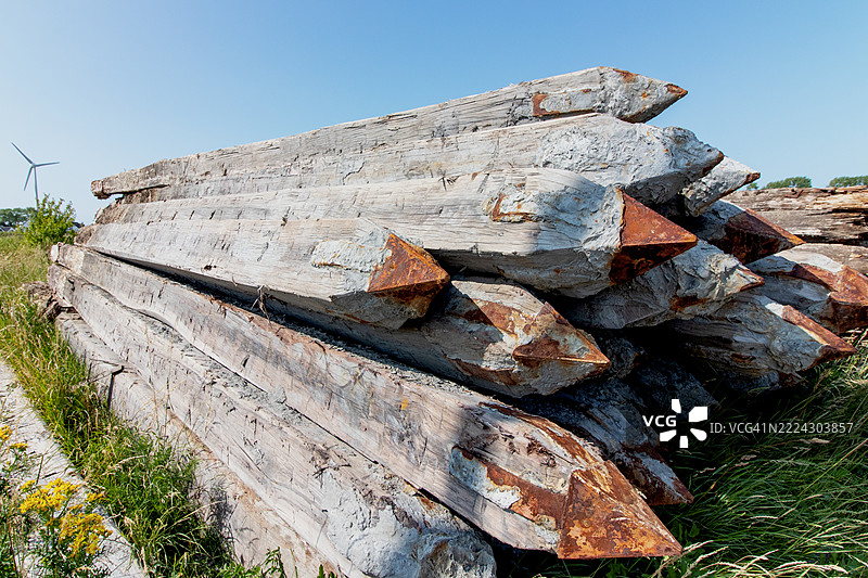 低角度视图的海洋桩与晴朗的天空，尼乌波特，弗兰德，比利时图片素材