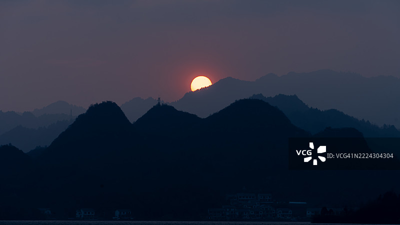 日落时分，贵州，中国，山脉的剪影映衬在天空中图片素材