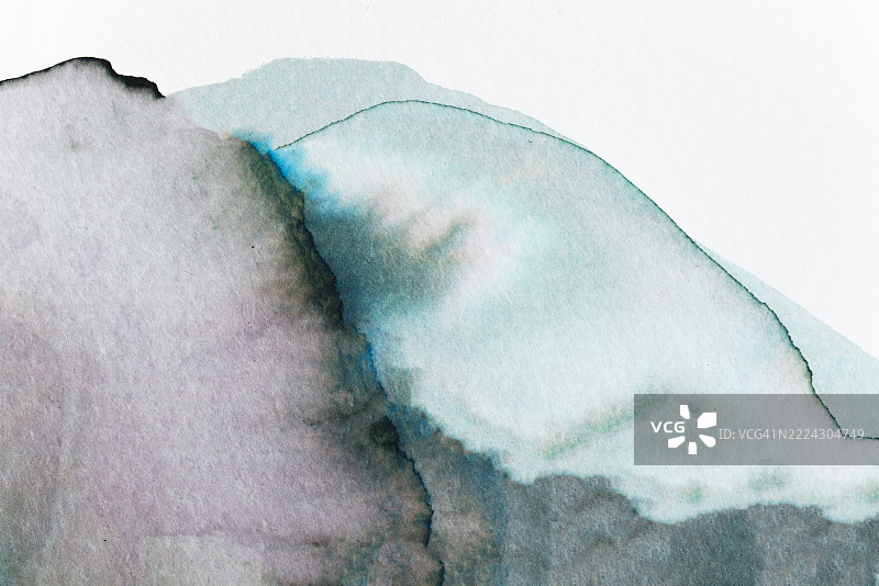 流动的水彩风景，描绘柔和的绿色和蓝色山脉图片素材