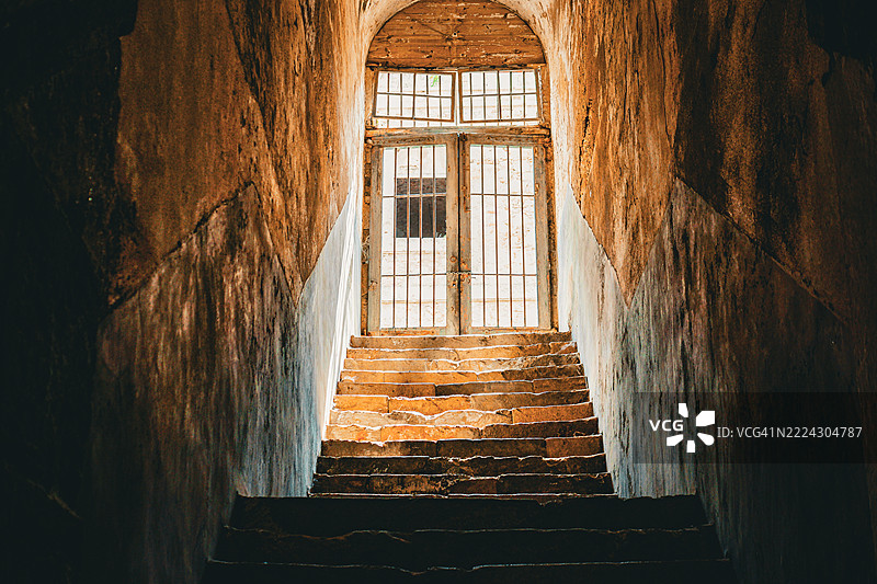 楼梯的低角度视图图片素材