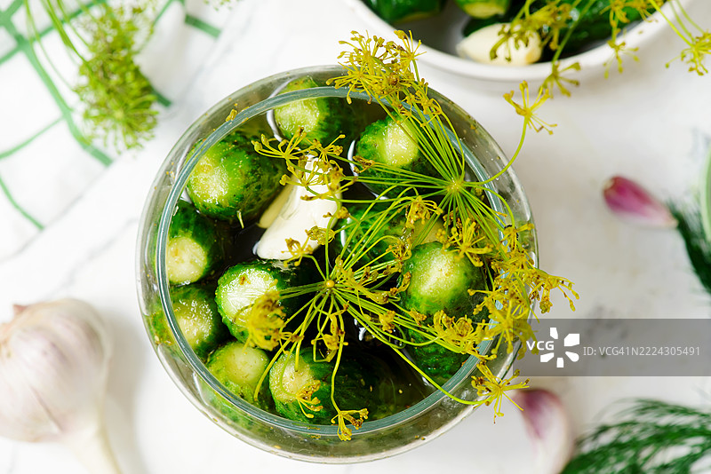 高角度视图的饮料在桌子上，乌克兰图片素材