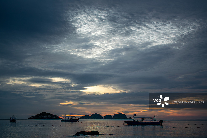 日落时分，马来西亚登嘉楼海面与天空的美丽景色图片素材