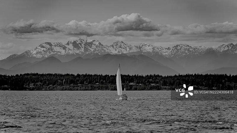 华盛顿州的雪山美景与天空相映成趣，美国图片素材