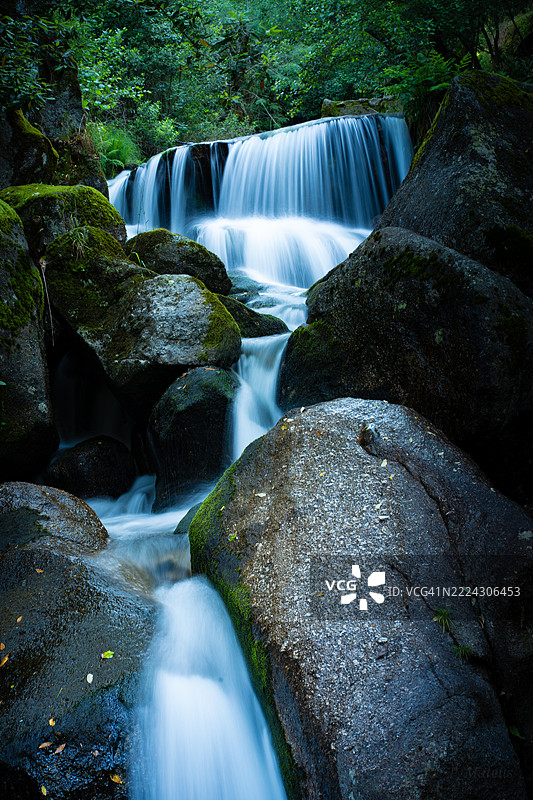 葡萄牙森林中的瀑布景观图片素材