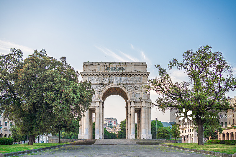 热那亚的胜利拱门在清澈蓝天的映衬下被树木环绕图片素材
