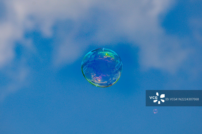 蓝天背景下的气泡特写，布里德灵顿，英国图片素材