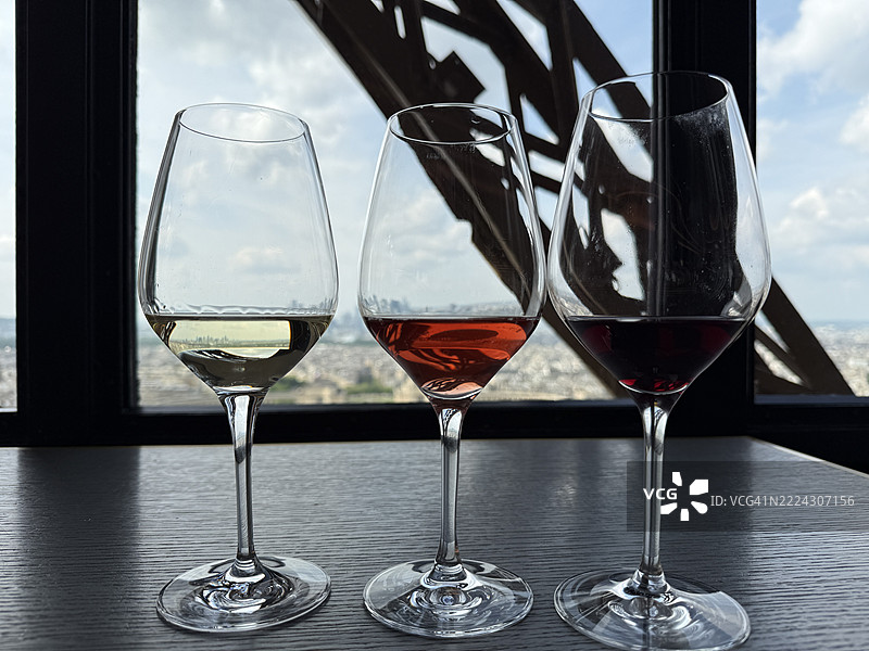 餐桌上的葡萄酒杯特写，法国巴黎图片素材