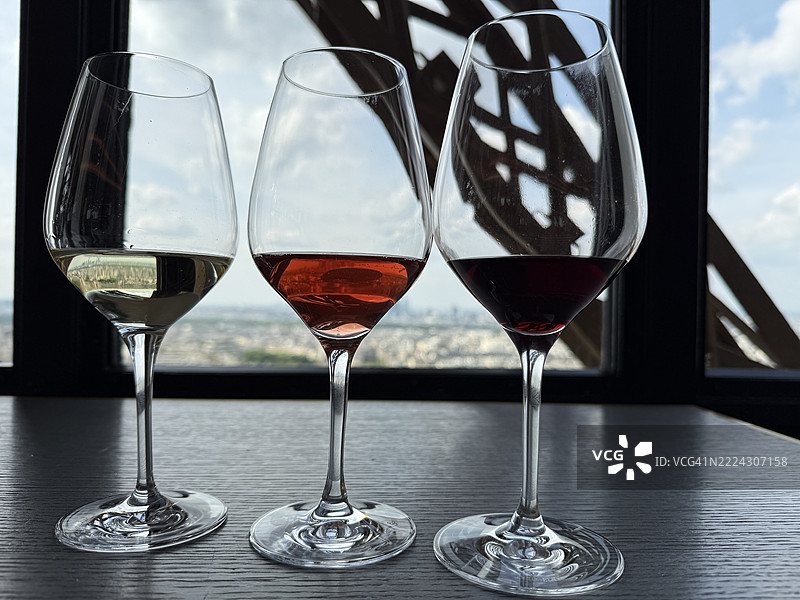 红、桃红和白葡萄酒，背景是标志性的巴黎景观，法国巴黎图片素材