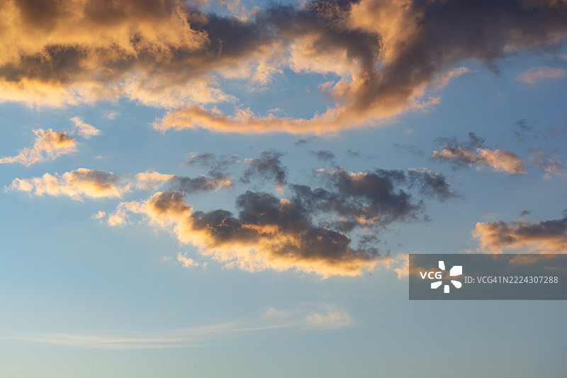 日落时分华沙，马佐维亚省的天空低角度视图图片素材