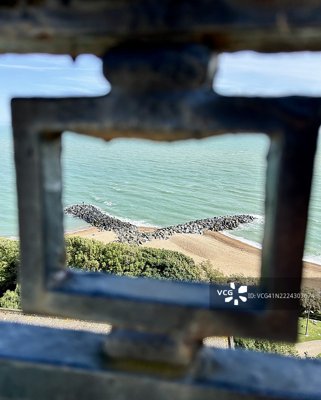透过栅栏看到的海洋特写，福克斯通，英国图片素材