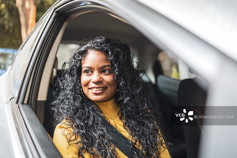 快乐的游客透过车窗欣赏假期风景图片素材