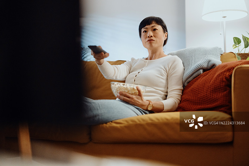 在家看电视的日本女性图片素材